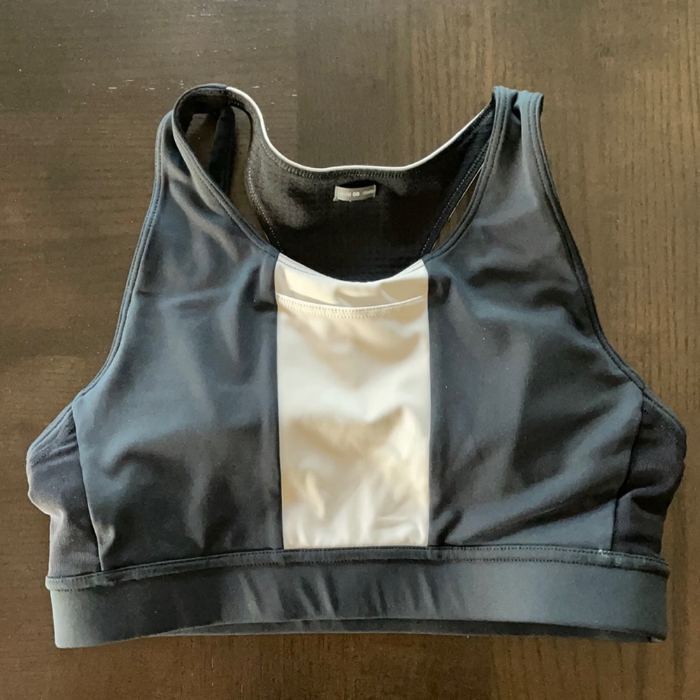 Black and white pocket sports bra